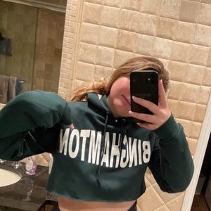CROPPED BINGHAMTON UNIVERSITY SWEATSHIRT.
